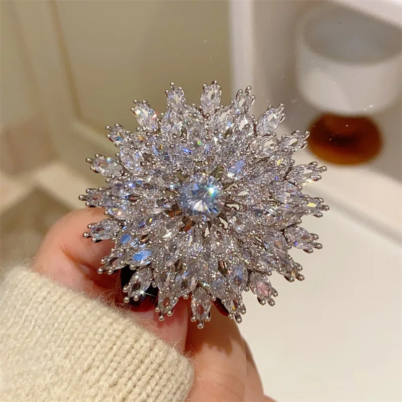 Brooches For Women Big Flower Gold Color White Zirconia Fashion Jewelry Elegant Gown Clothes Pin Accessories Party Gift 250712