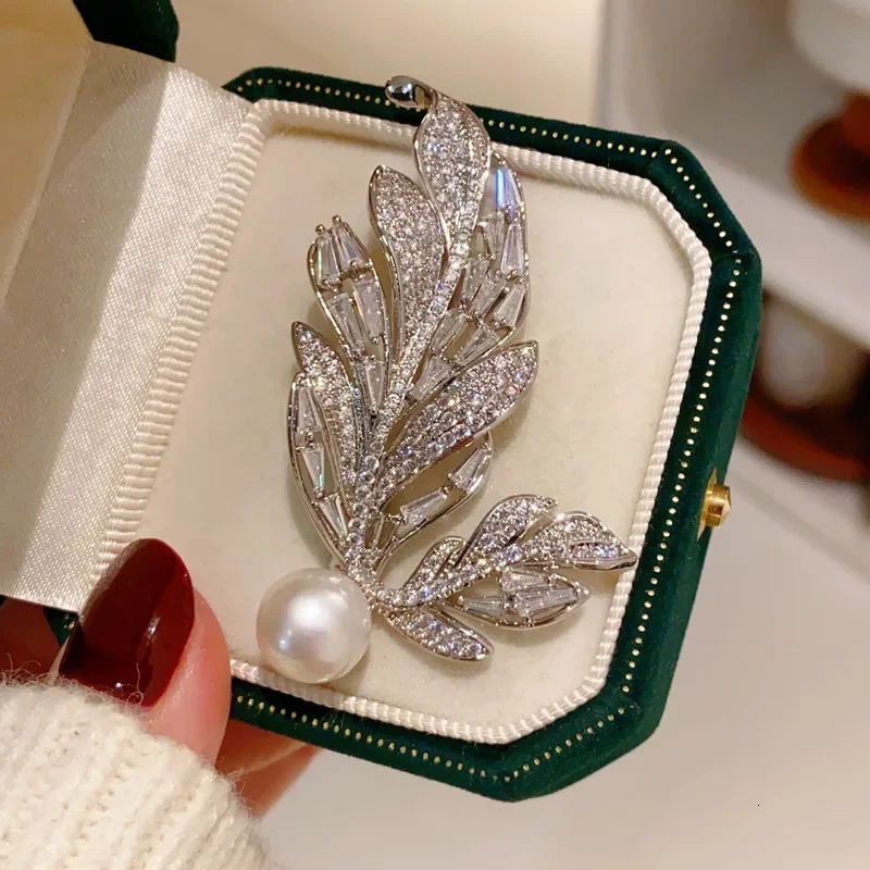 Delicate Natural Freshwater Pearl Feather Brooches Fashion Zircon Leaf Corsage for Women and Man Pins Elegant Temperament Decor 250712