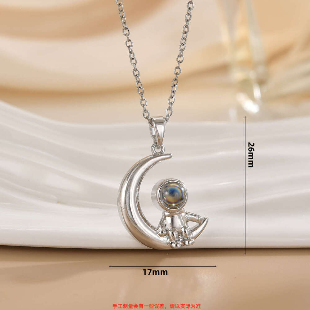 New Projection Astronaut Necklace For Women, Light , Niche, Versatile, High-End Feel, Non-Fading Collarbone Chain 823