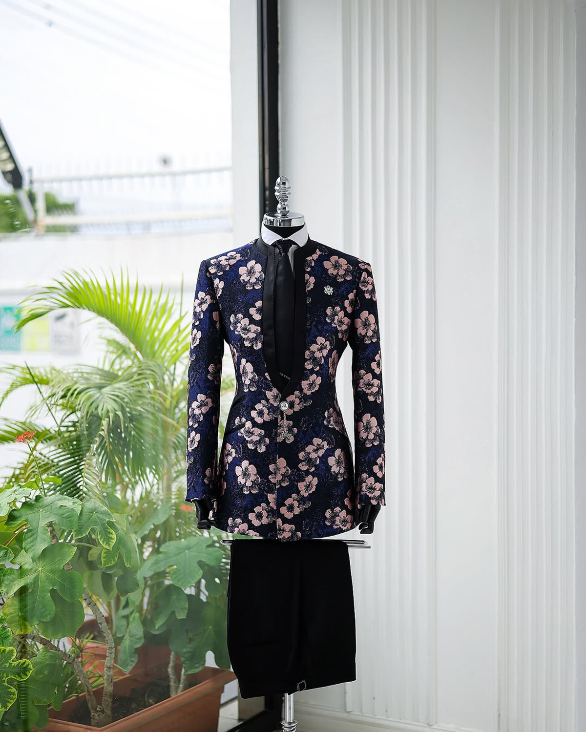 Stylish Men Suits Tailor-Made 2 Pieces Standard Lapel Jacket Flowers Blazer One Button Evening Party Groom Customized Coat Black Pants Plus Size