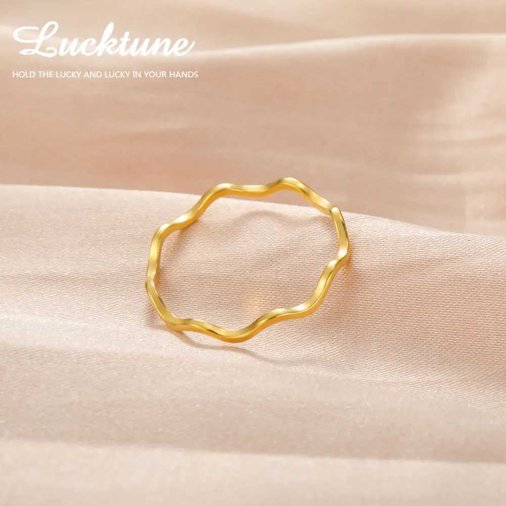 Lucktune Fashion Simple Wave Ring Stainless Steel Womens Geometric Line Finger Rings Wedding Jewelry Gift for Lover Couple New S250716