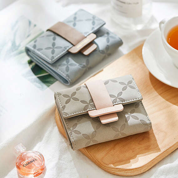 Short Wallet with Floral Pattern Buckle Stylish Compact Coin Purse Trendy Design Lightweight and Ideal for Daily Use