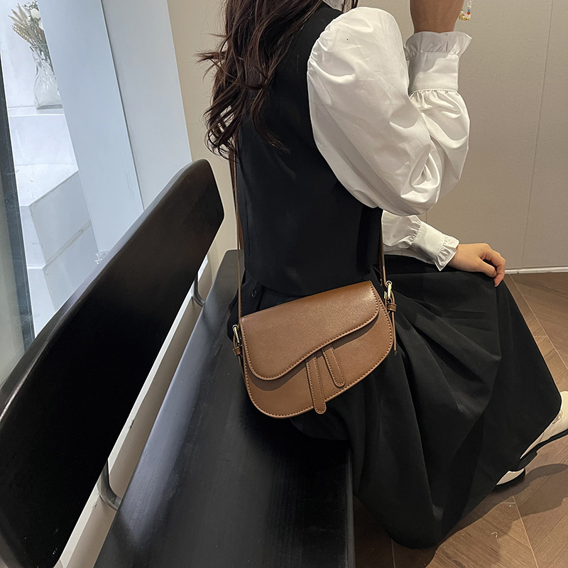 Designer High-Quality Niche 2025 New Summer Trend Crossbody Shoulder Underarm Saddle Light Luxury Women's Bag