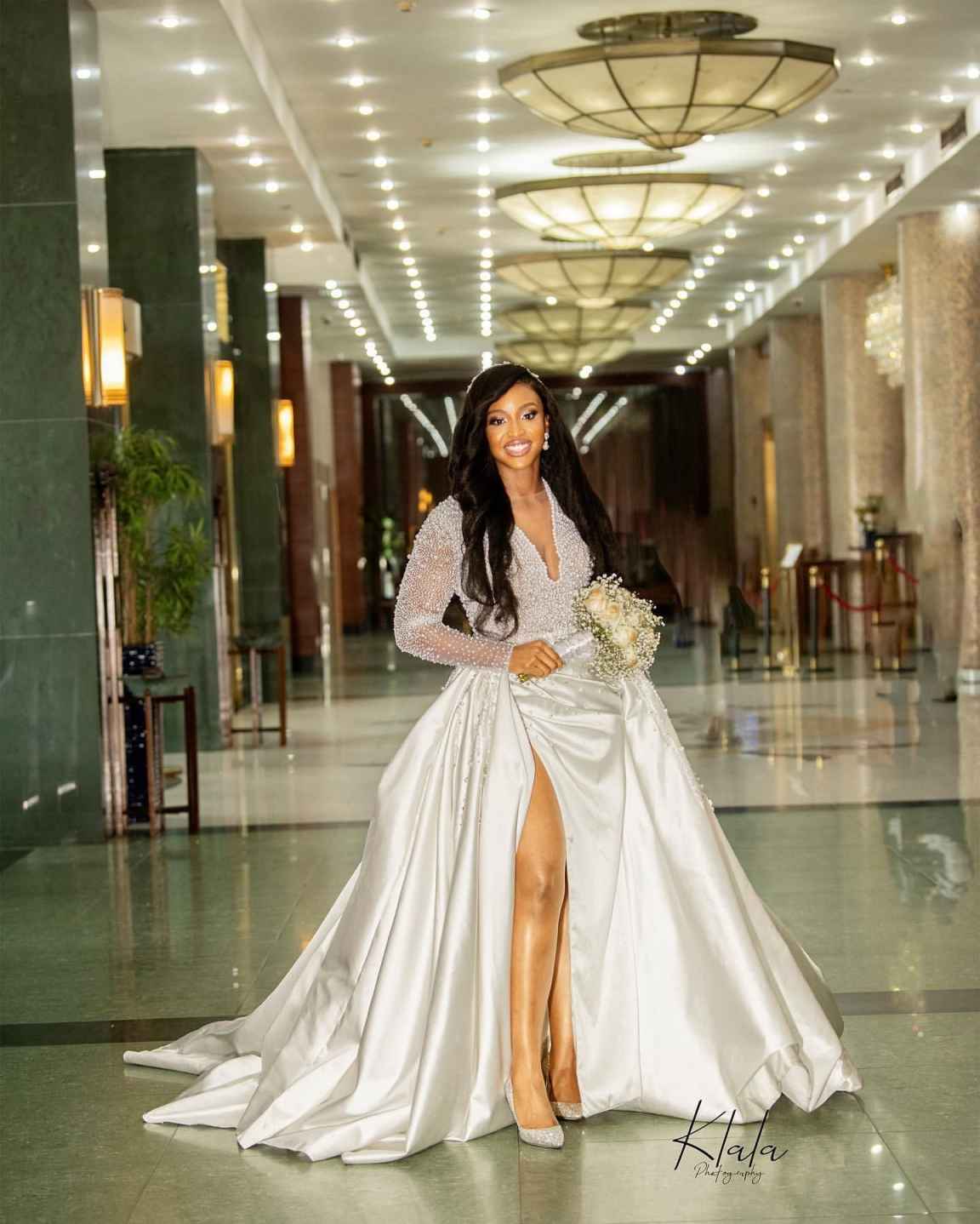 Customized Luxury A Line Wedding Dresses V Neck Lace Appliques Satin Pearls Illusion Long Sleeves Overskirts Bridal Gowns Wedding Vestidos De Novia