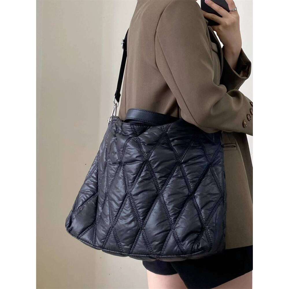 New Casual Lightweight Tote Large Capacity Shoulder Quilted Versatile Trendy Black Handbag Crossbody Bag