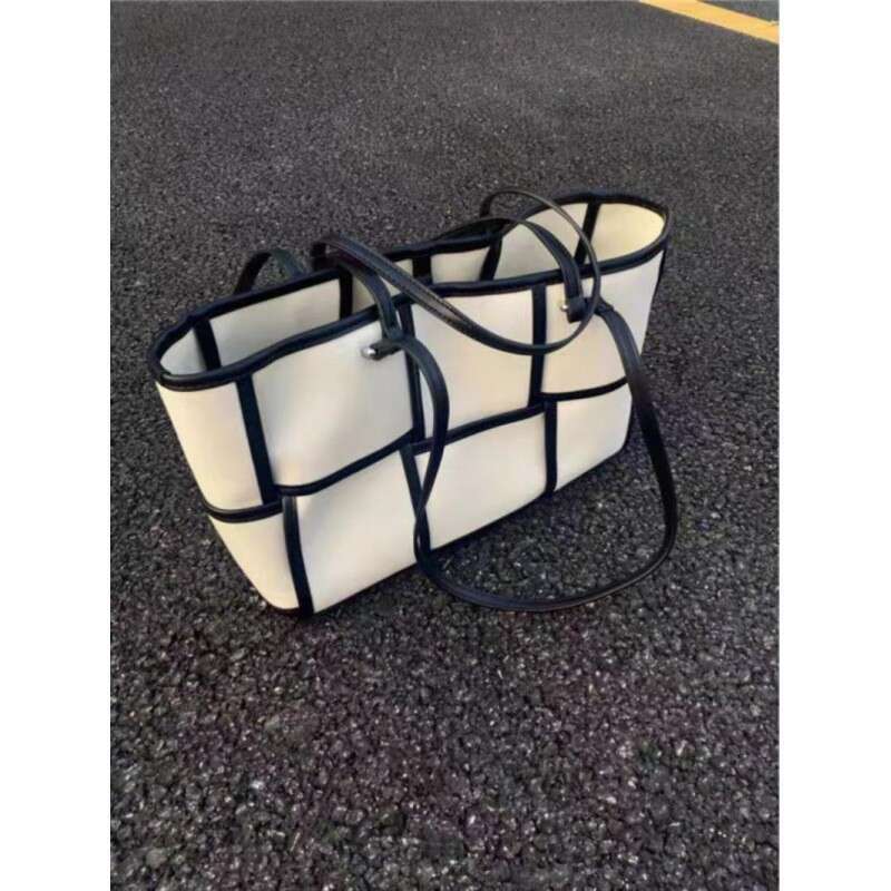 Niche High-End 2025 New Plaid Canvas Student Class Large Capacity Commuter Shoulder Casual Underarm Bag