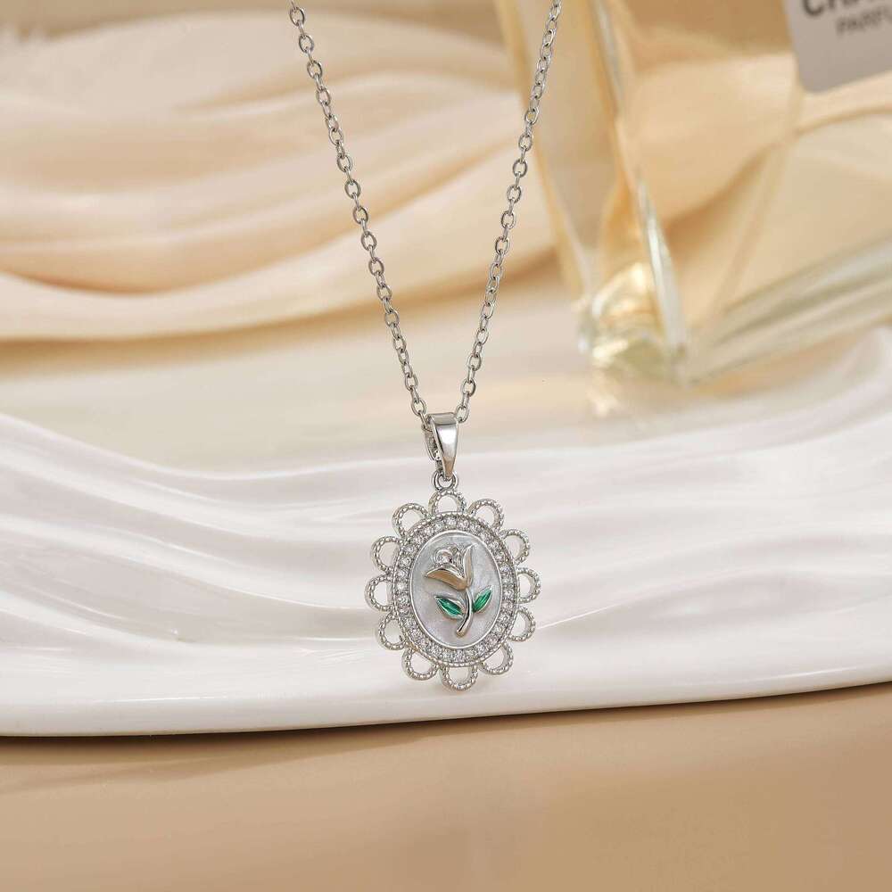 Necklace For Women French Style Rose Flower Light Niche Titanium Steel Clavicle Chain Copper Gold Plated Pendant 688