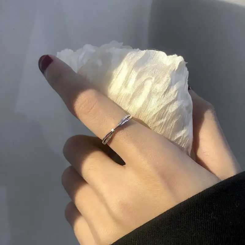 Matte Line Silver Color Ring Womens White Cold Color Style Simple Cross Ring Elegance Luxury Index Finger Ring Wedding Jewelry S250716