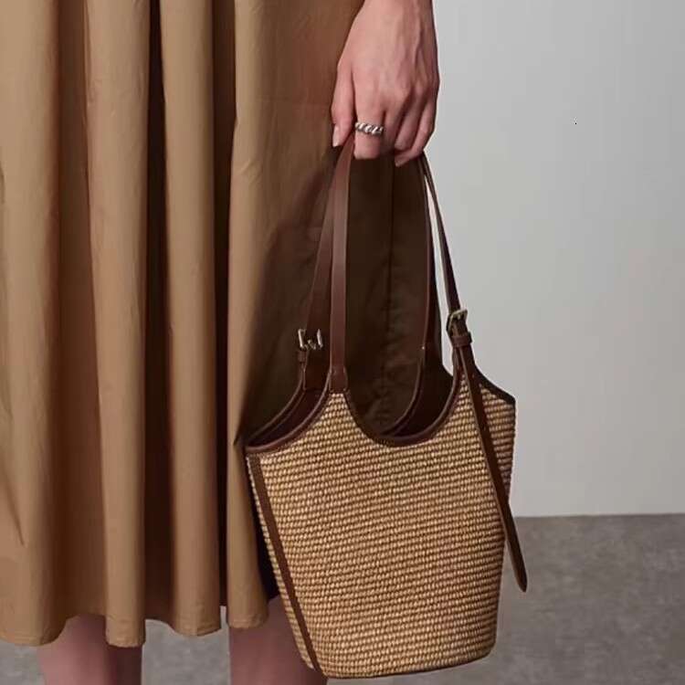 Bucket Straw 2025 New Trend This Year Popular Niche Design Single Shoulder Woven Underarm Bag for Women Summer Versatile