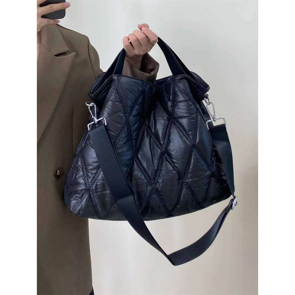 New Casual Lightweight Tote Large Capacity Shoulder Quilted Versatile Trendy Black Handbag Crossbody Bag