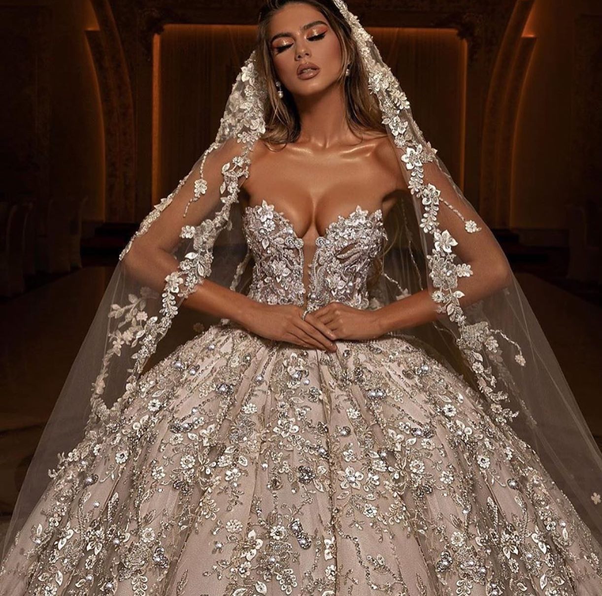 Charming Ball Gown Wedding Dresses Sleeveless Sequins Appliques Lace Bridal Pleat Sweep Train Customized Vestidos De Novia