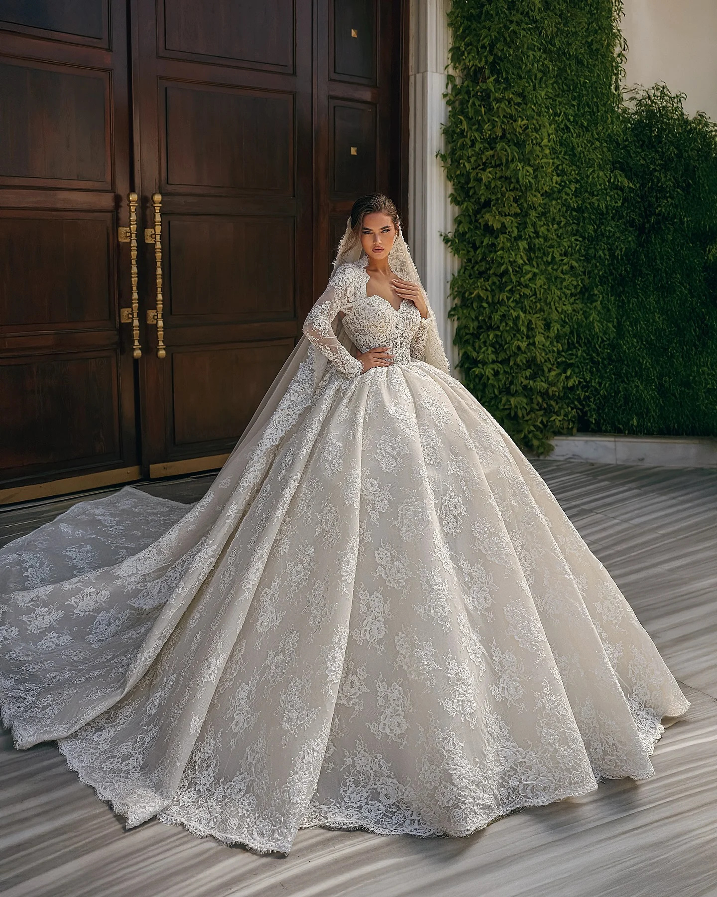 Elegant Long Sleeve Wedding Dress Ball Gown Fashion Sweetheart Lace Bridal Dress Customized Sweep Train vestidos de novia