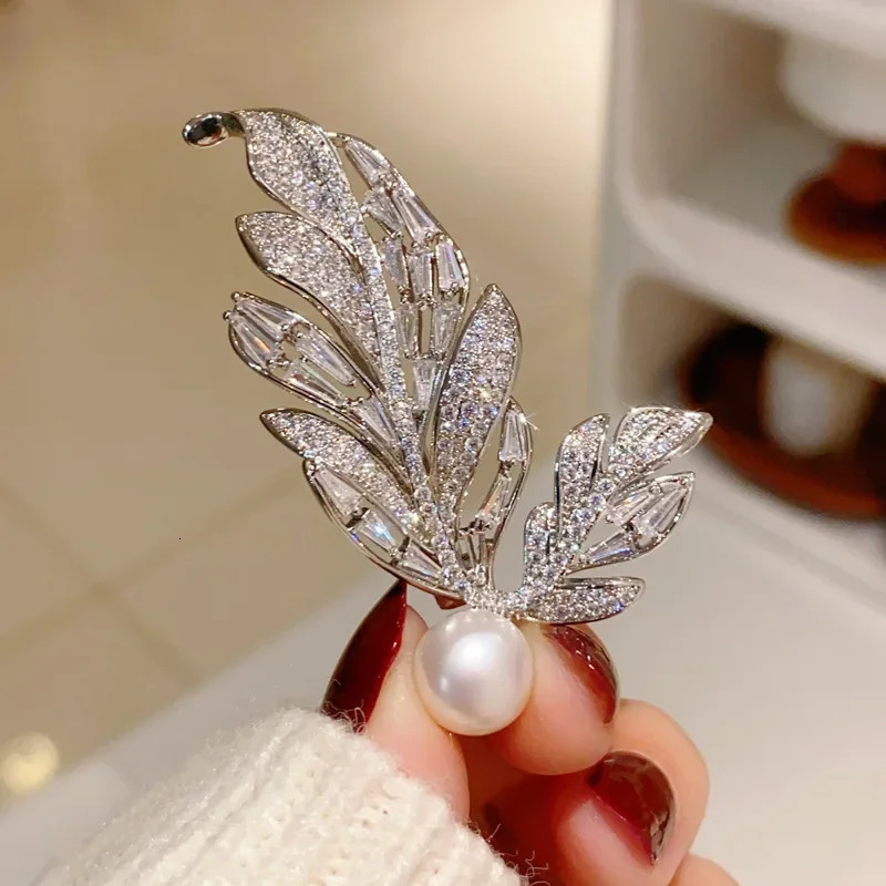 Delicate Natural Freshwater Pearl Feather Brooches Fashion Zircon Leaf Corsage for Women and Man Pins Elegant Temperament Decor 250712