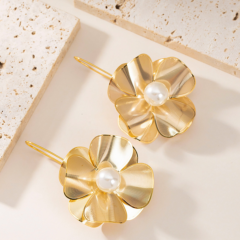 Fashion Exquisite 3D Ginkgo Leaf Pearl Floral Earrings for Women High-end Sense Elegant Versatile Socialite Style Ear Jewelry