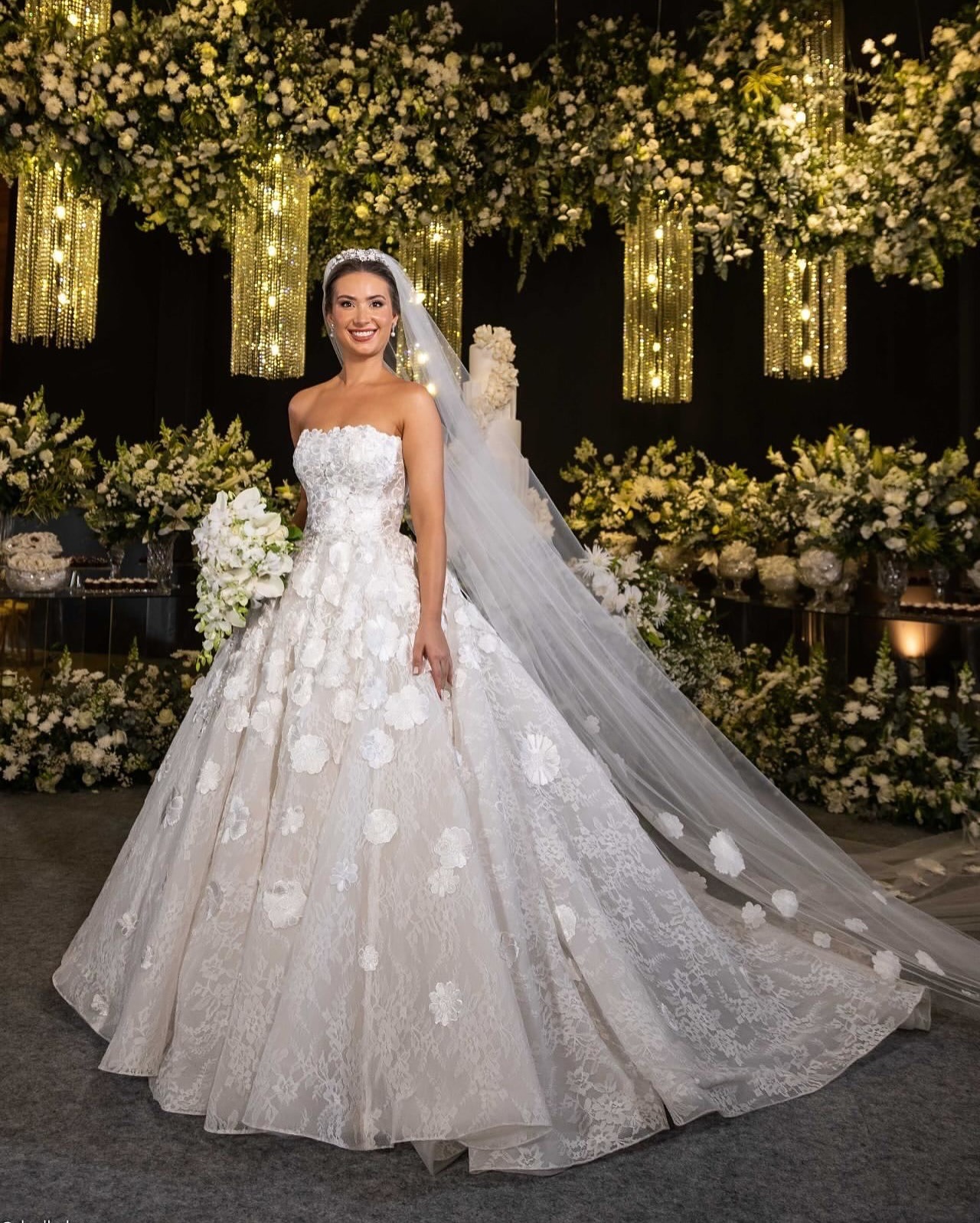 Gorgeous Wedding Dresses Strapless Appliques Lace A Line Bridal Gowns Zipper Back Chapel Customized Vestidos De Novia