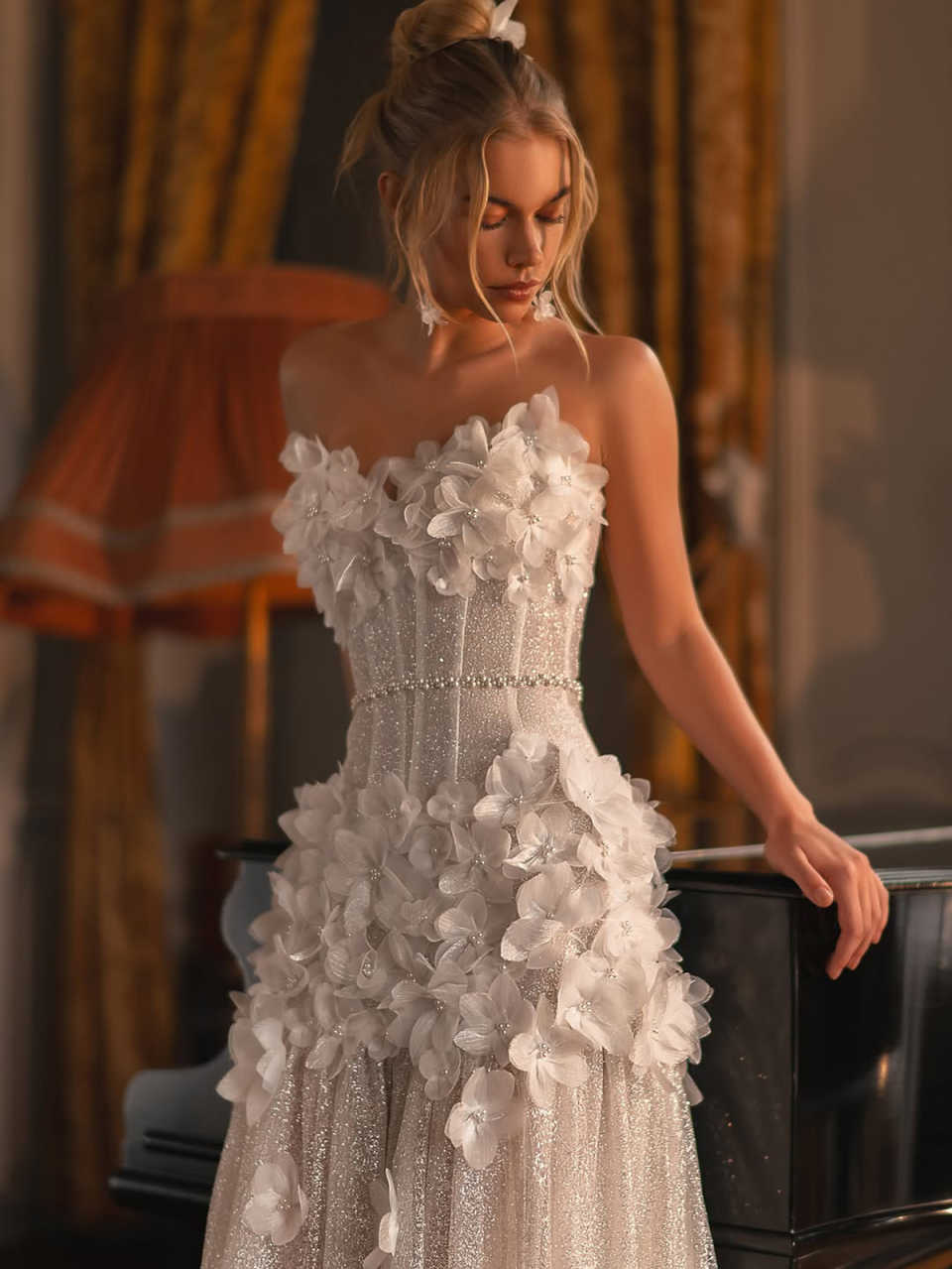Vintage A Line Wedding Dress Hand Made Flowers Sweetheart Neck Bridal Gowns Customized Backless Sequined Bride Dresses