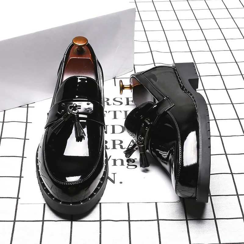 Italy Luxury Brand Loafers Men Shoes Tassel Men Designer Shoes British Style Lacquered Leather Shoes Thick Bottom Wedding Shoes W250716
