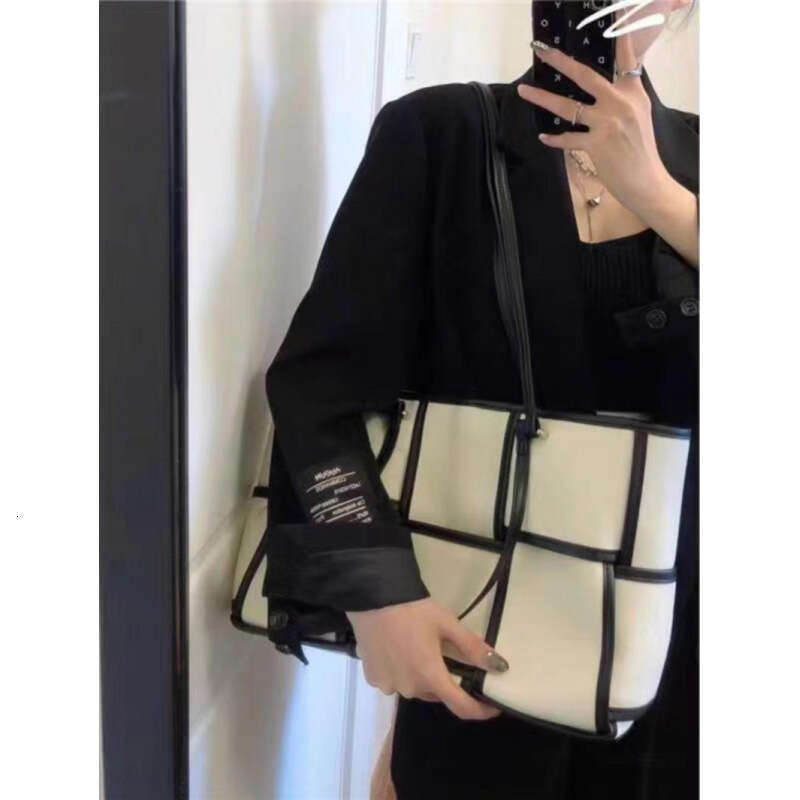 Niche High-End 2025 New Plaid Canvas Student Class Large Capacity Commuter Shoulder Casual Underarm Bag