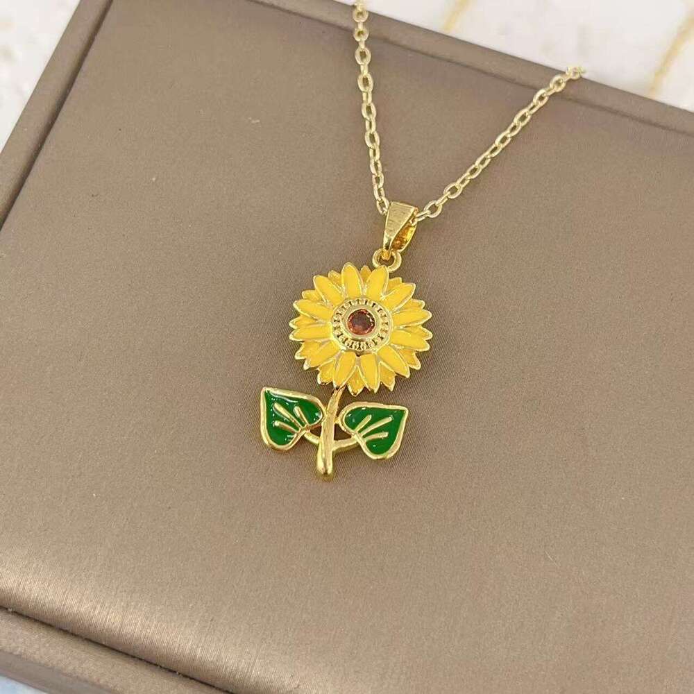 Oil-Drip Yellow Suower Pendant Light Necklace For Women Fashion Niche High-End Titanium Steel Clavicle Chain Eb8