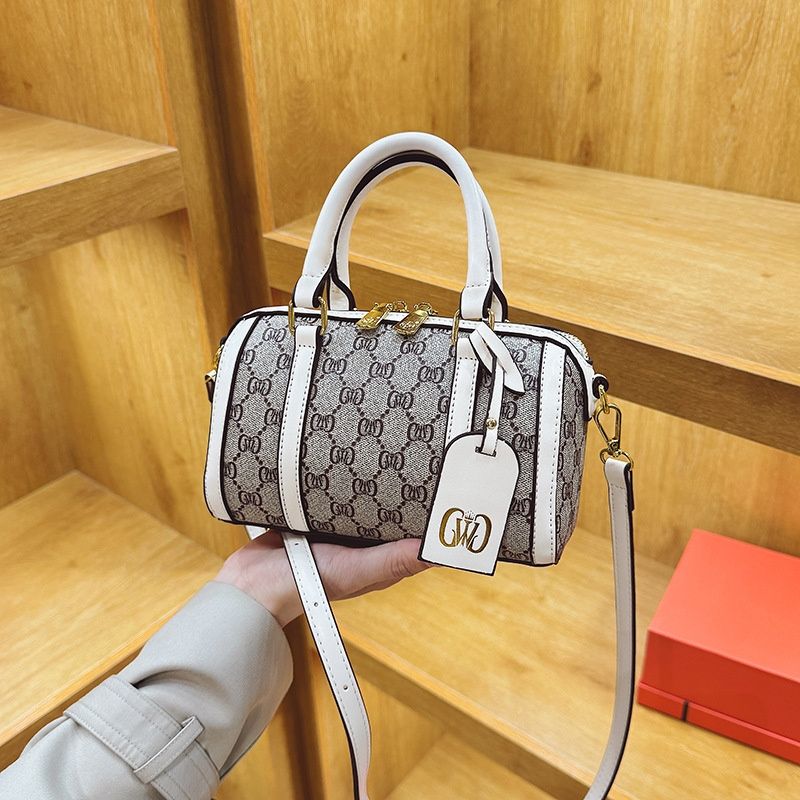 2025 new designer bag fashionable commuter women's pink trunk bag one shoulder hand-held slanted bag