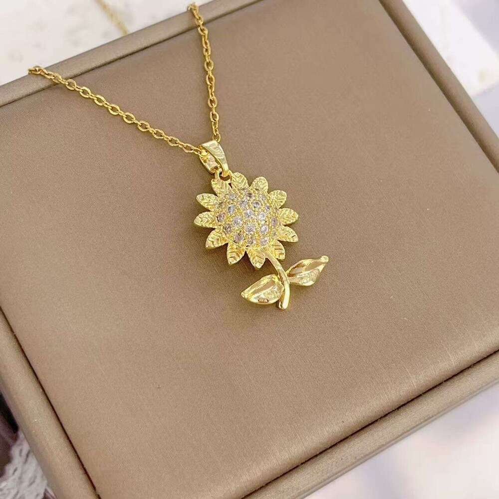 Titanium Steel Necklace For Women Copper Gold Plated Zircon Inlaid Suower Pendant Niche Design Elegant High-End Accessory F12