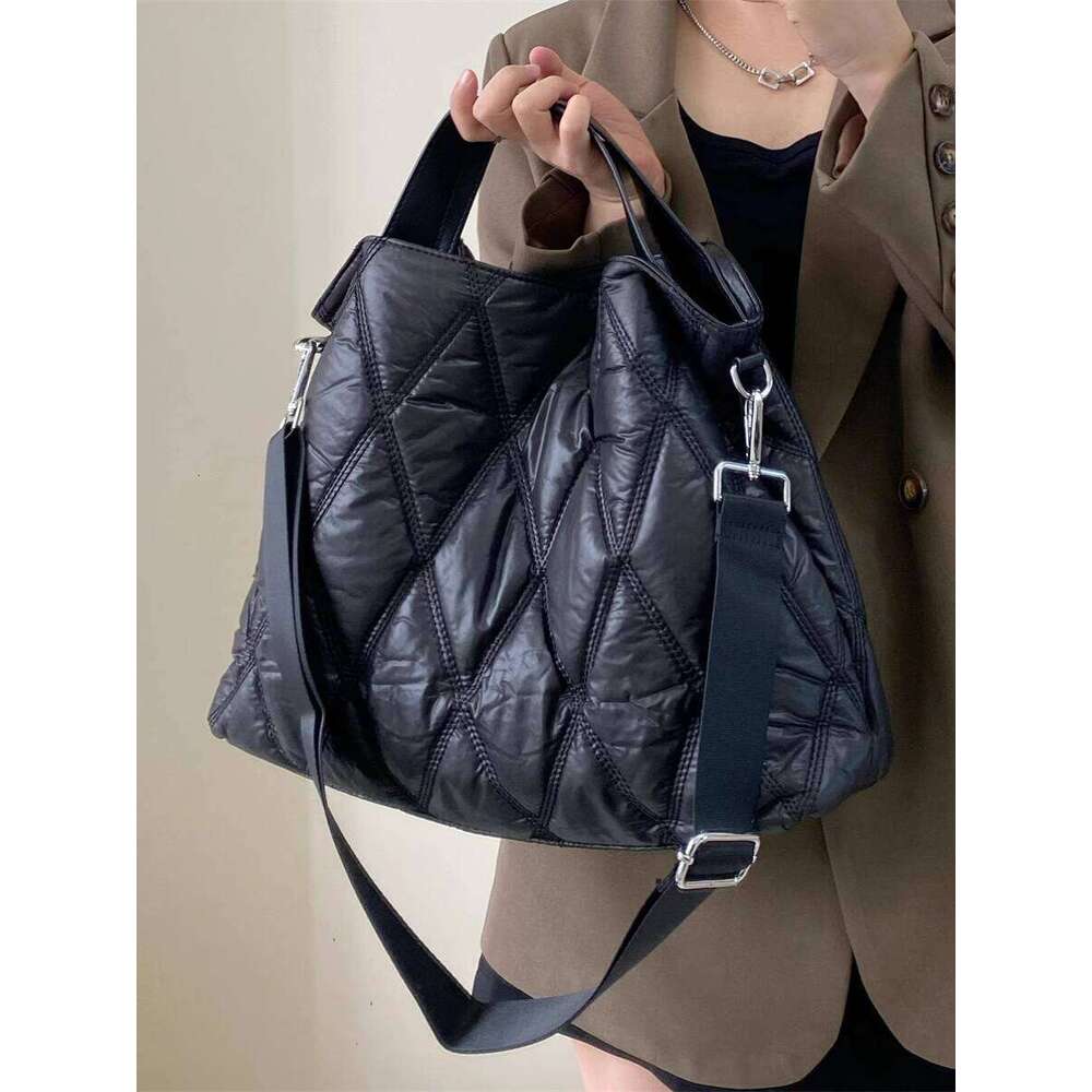 New Casual Lightweight Tote Large Capacity Shoulder Quilted Versatile Trendy Black Handbag Crossbody Bag