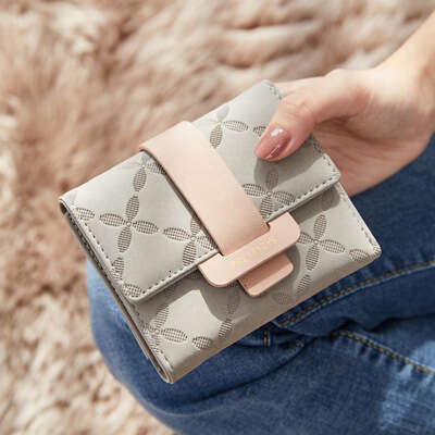 Short Wallet with Floral Pattern Buckle Stylish Compact Coin Purse Trendy Design Lightweight and Ideal for Daily Use