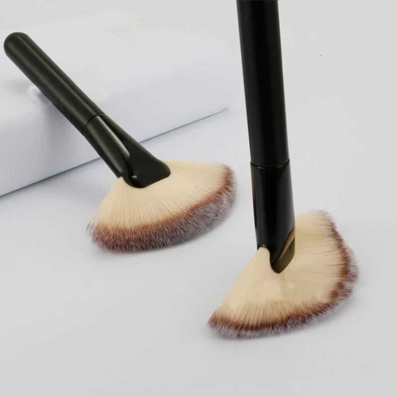 1Pc Fan-shaped Makeup Brush Blush Powder Highlighter Makeup Brushes Face Blender For Cheek Soft Natural Hair Make Up Brushes XJ2500716