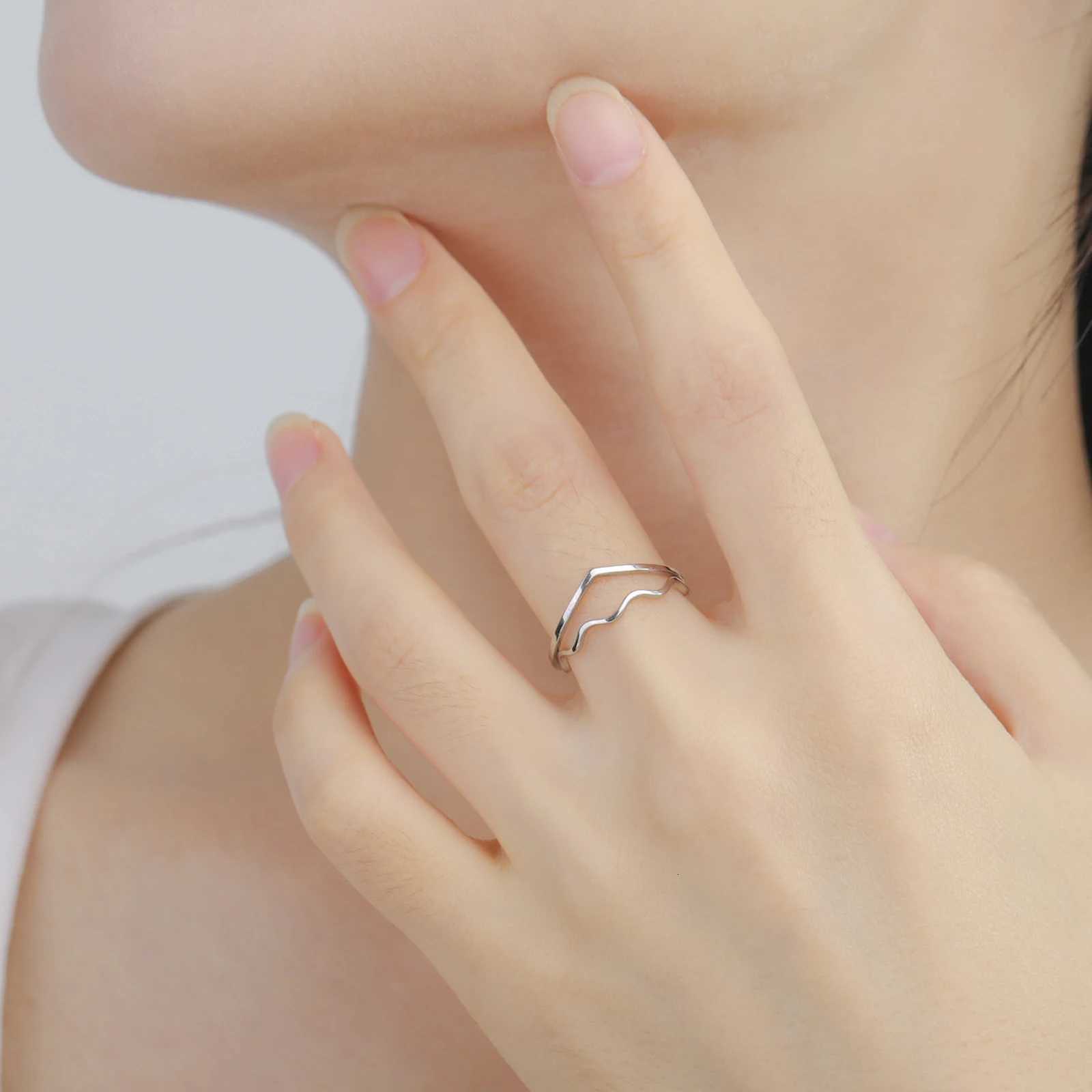 Lucktune Fashion Simple Wave Ring Stainless Steel Womens Geometric Line Finger Rings Wedding Jewelry Gift for Lover Couple New S250716