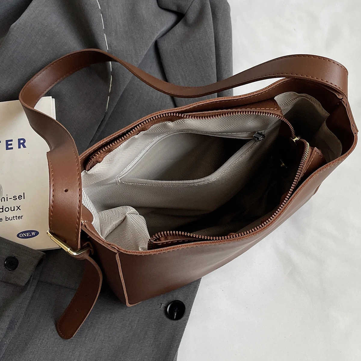 Super Popular Spring and Summer Commuter Bucket Bag for Women 2025 New Pu Leather Womens Bag High-End Large-Capacity Single Shoulder Crossbody Bag M25
