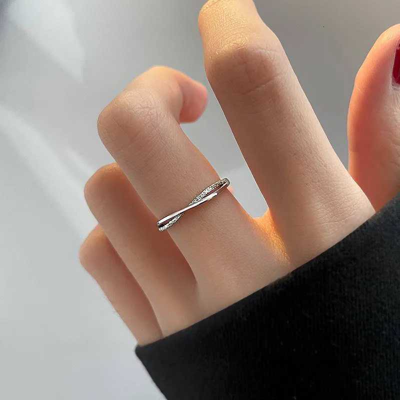 Matte Line Silver Color Ring Womens White Cold Color Style Simple Cross Ring Elegance Luxury Index Finger Ring Wedding Jewelry S250716