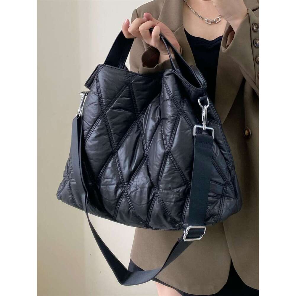 New Casual Lightweight Tote Large Capacity Shoulder Quilted Versatile Trendy Black Handbag Crossbody Bag