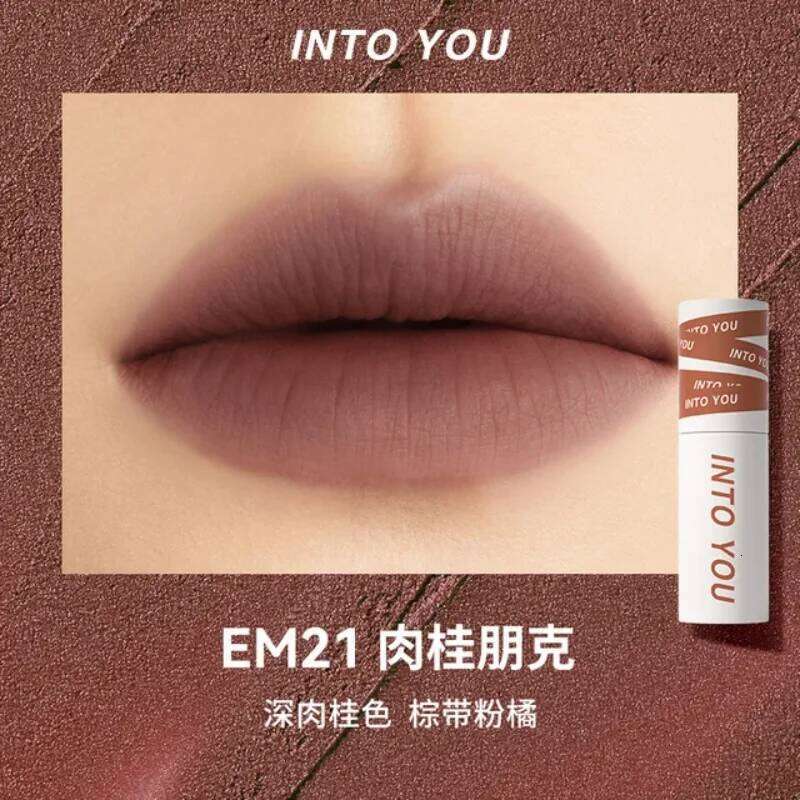 INTO YOU LIP D The Female Protagonist's Lips Cheeks Are Dual pose Misted Face Mouth And Red Lip Beauty Cosmetics