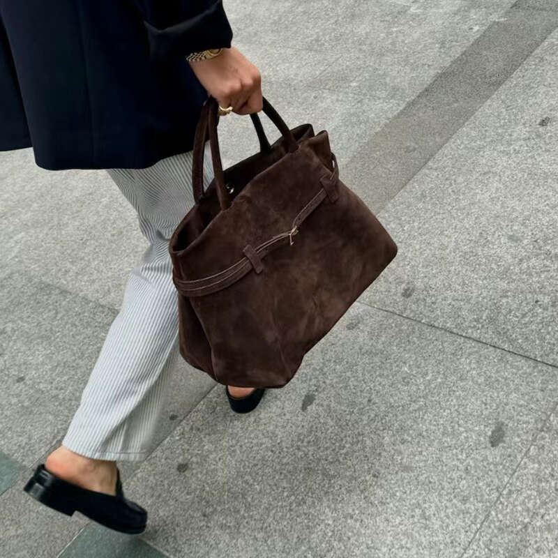 Chic Designer's Choice: Trendy Faux Leather Shoulder/Handbag Perfect for Any Occasion