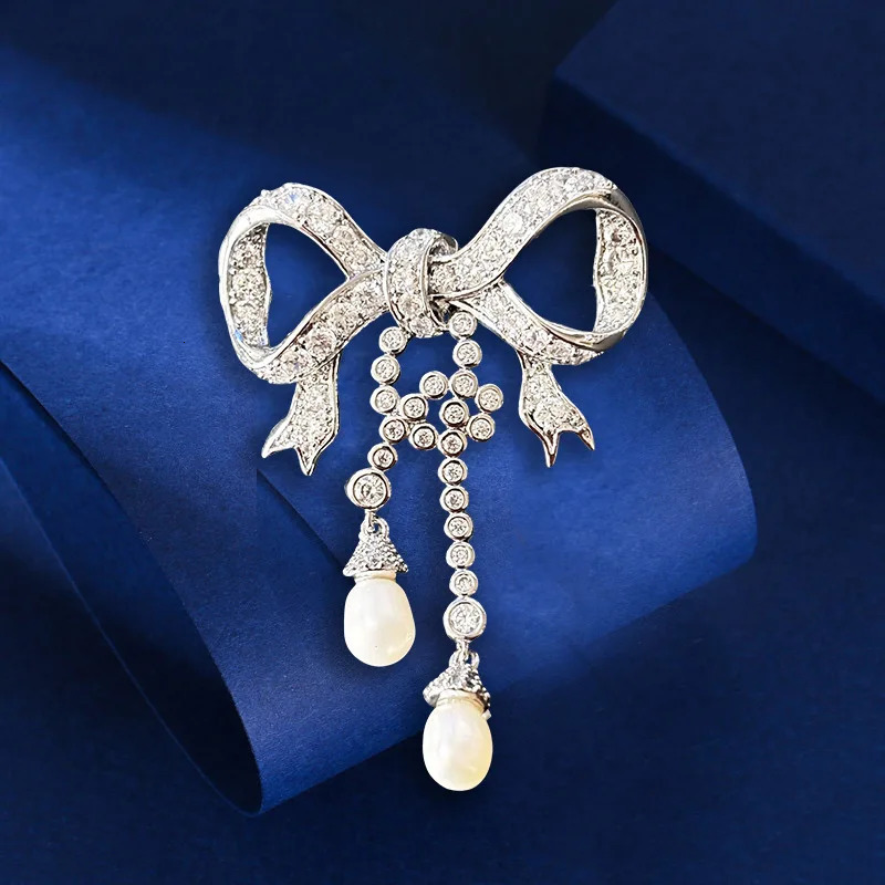 Fresh and Elegant Zircon Bow Brooch Freshwater Pearl Fringed Niche Autumn and Winter Sweater Accessories Womens Corsage 250712