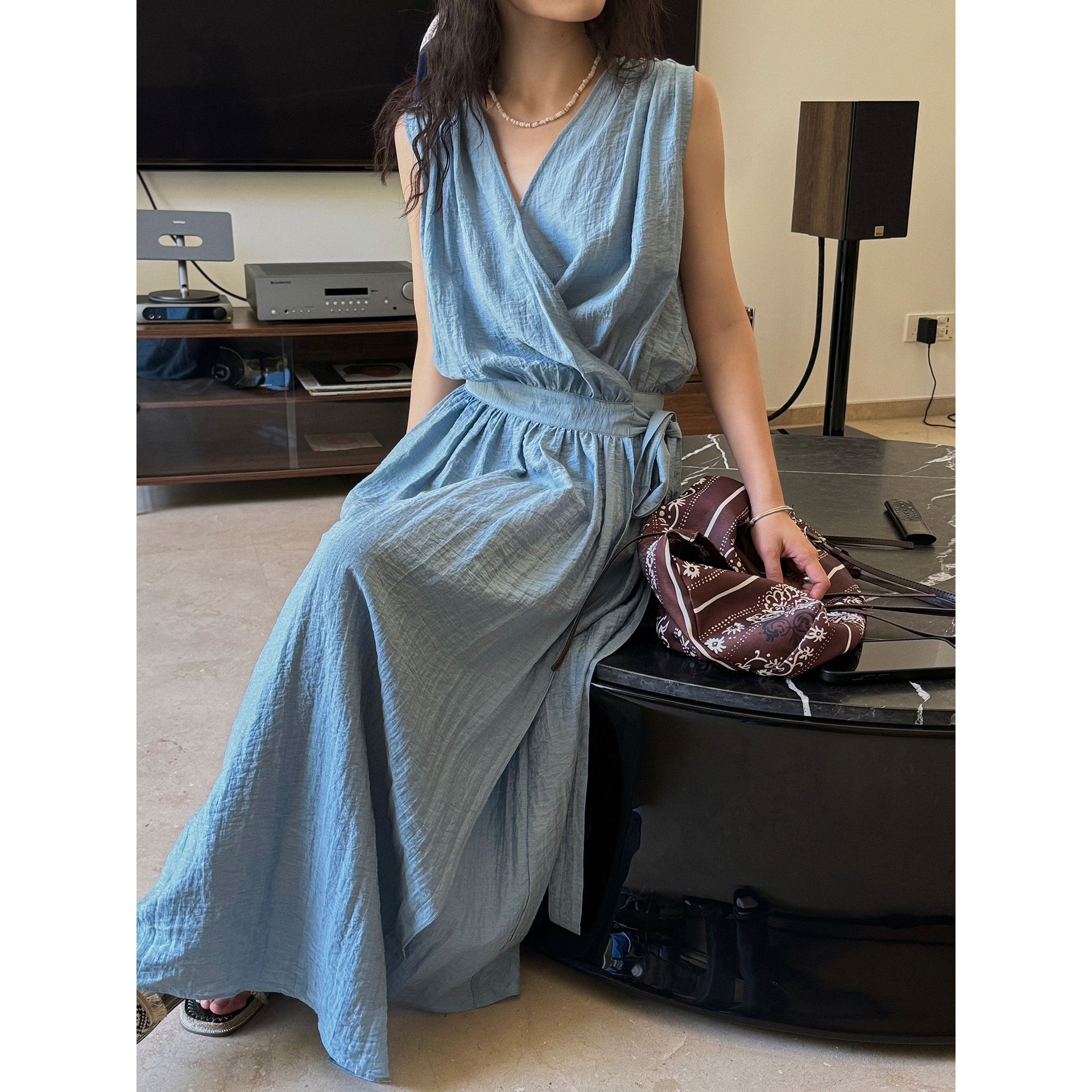 2025 Summer New French Romantic Waist-Cinching Pleated V-Neck Sleeveless Dress Lightweight and Elegant Long for Women