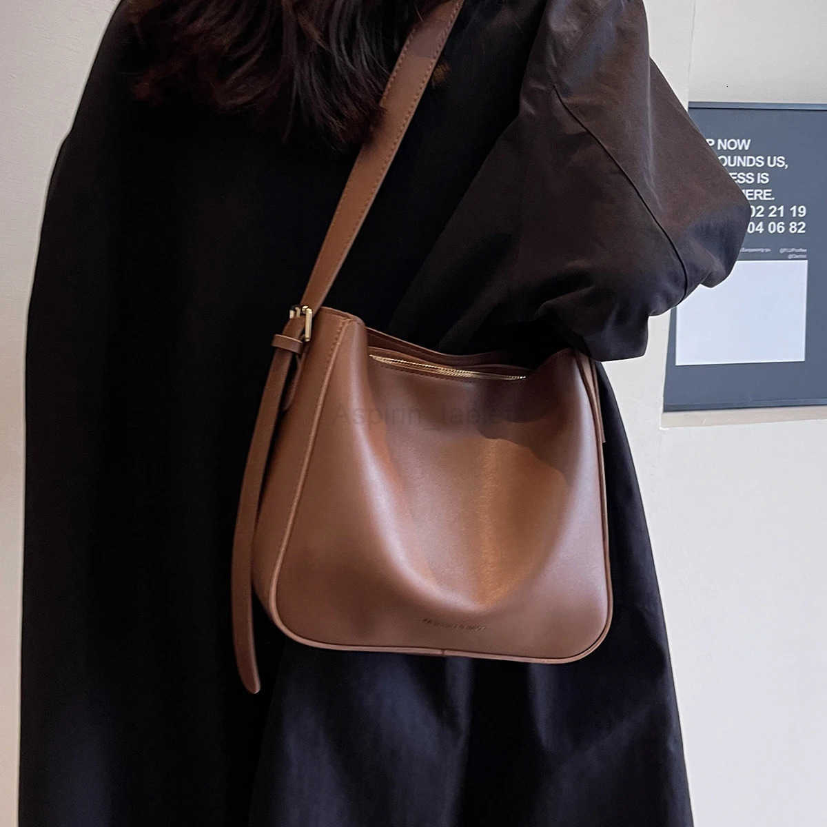 Super Popular Spring and Summer Commuter Bucket Bag for Women 2025 New Pu Leather Womens Bag High-End Large-Capacity Single Shoulder Crossbody Bag M25