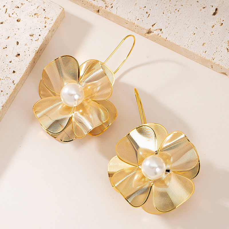 Fashion Exquisite 3D Ginkgo Leaf Pearl Floral Earrings for Women High-end Sense Elegant Versatile Socialite Style Ear Jewelry