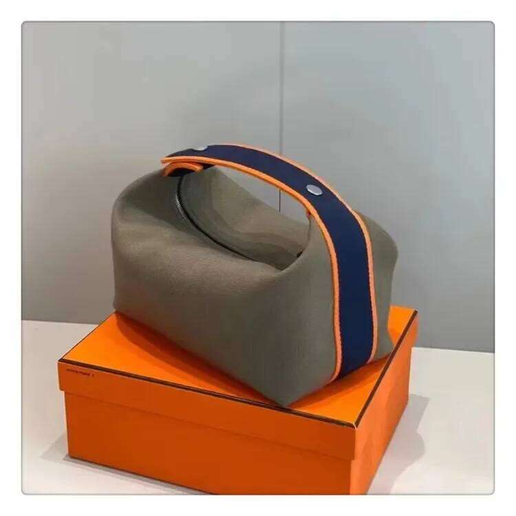 2024 New Large Capacity Canva Makeup Soft Texture Fashionable Women's Shoulder Bag Color Blocking Handbag From China