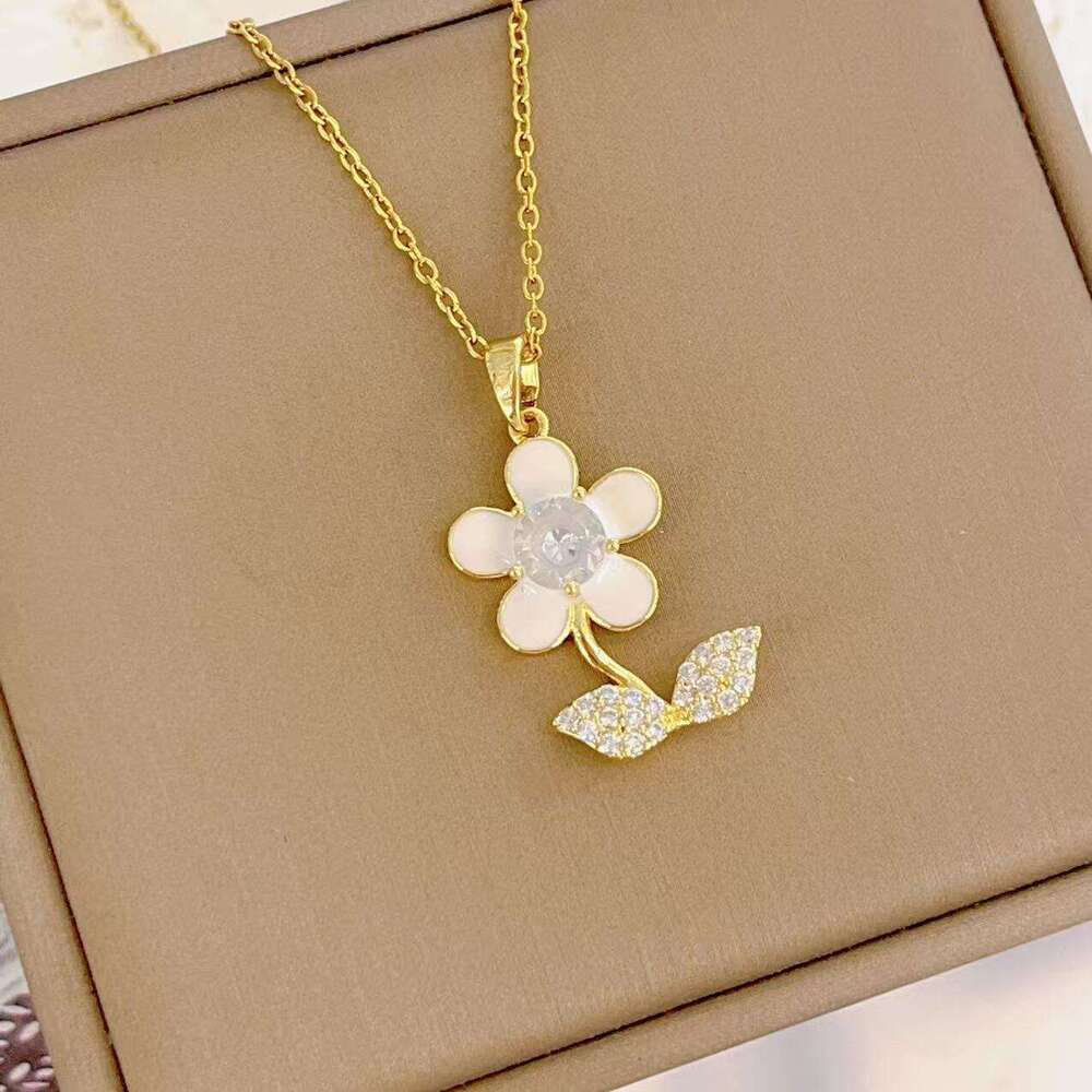 Cute Flower Necklace For Women, Light Niche Design, Titanium Steel Non-Fading Collarbone Chain, Yiwu C37
