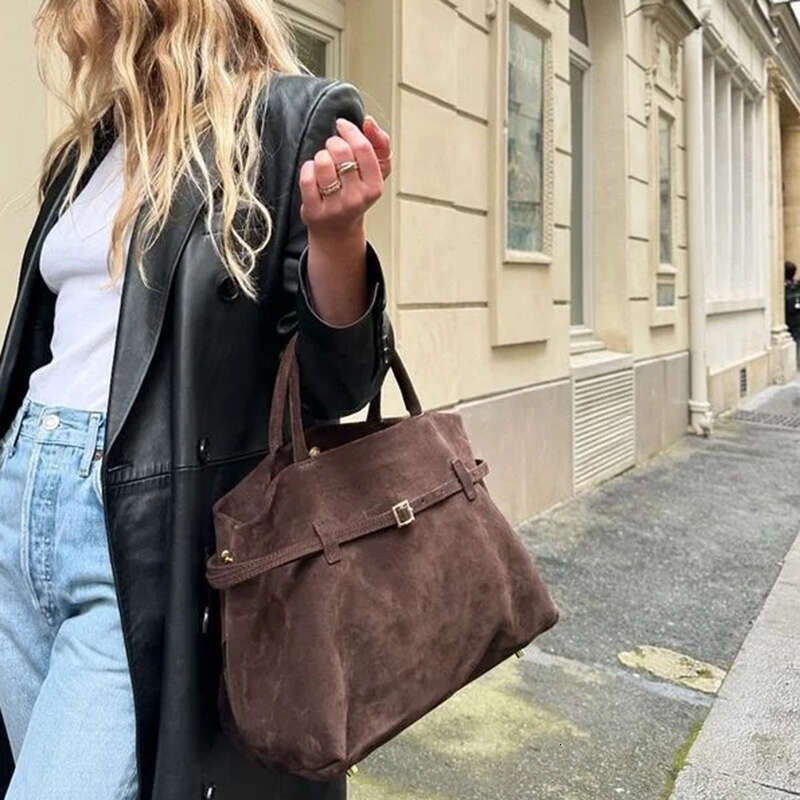 Chic Designer's Choice: Trendy Faux Leather Shoulder/Handbag Perfect for Any Occasion