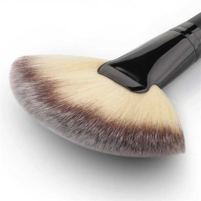 1Pc Fan-shaped Makeup Brush Blush Powder Highlighter Makeup Brushes Face Blender For Cheek Soft Natural Hair Make Up Brushes XJ2500716