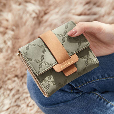 Short Wallet with Floral Pattern Buckle Stylish Compact Coin Purse Trendy Design Lightweight and Ideal for Daily Use