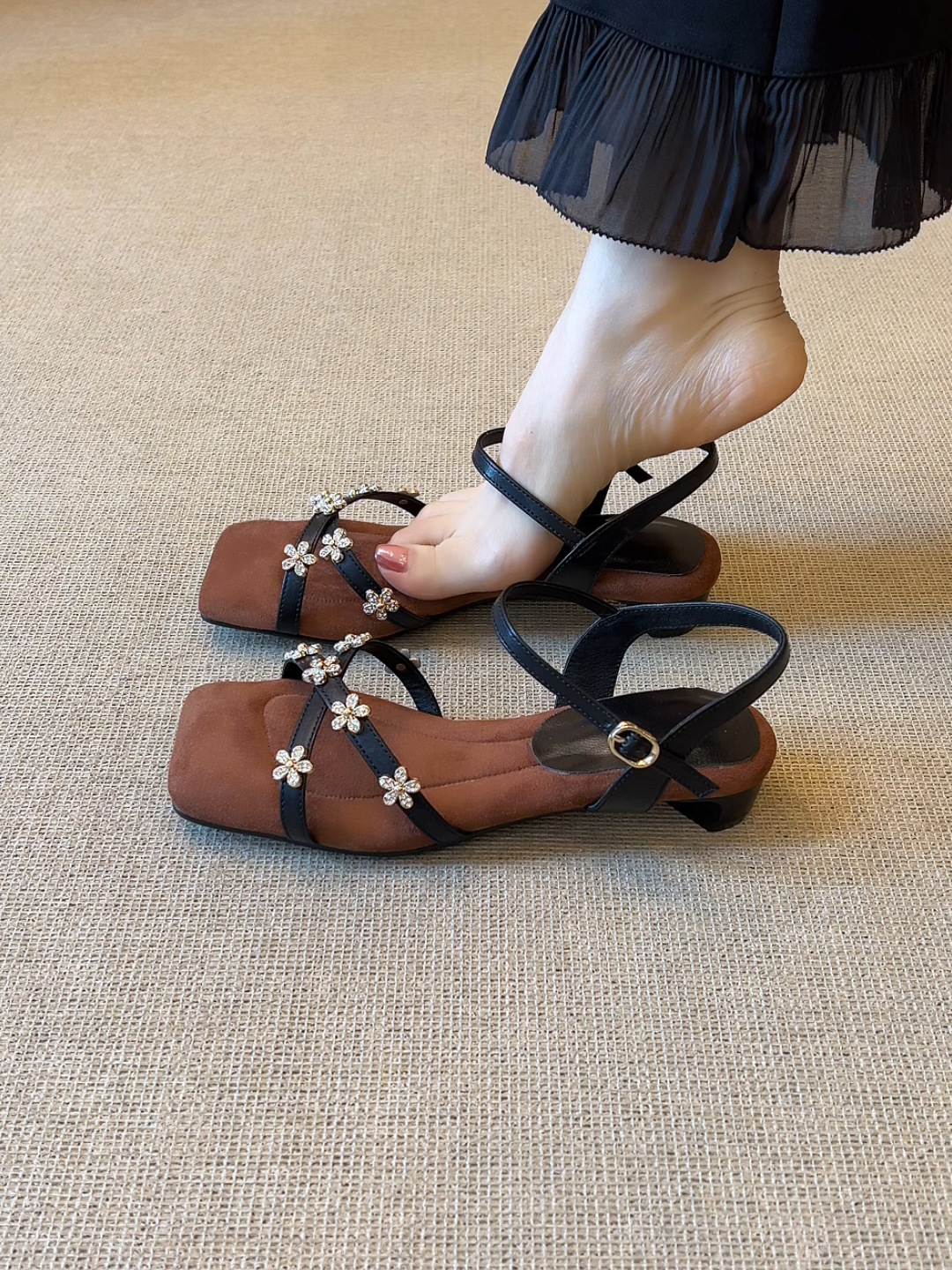 Designer sandals French Style Stunning Small Sandals for Women Summer Outdoor Wear Comfortable Thick Heel Soft Sole Non-Tiring High Heels 2025 New Wom