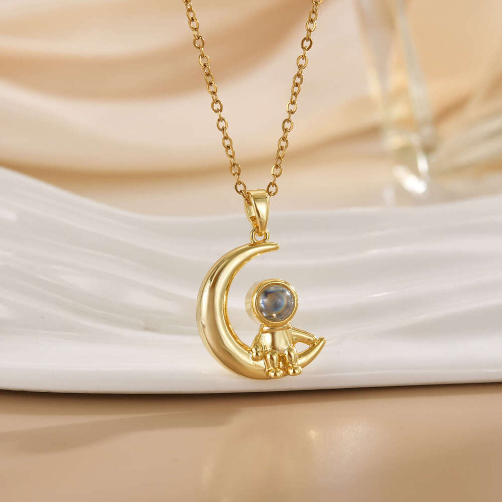 New Projection Astronaut Necklace For Women, Light , Niche, Versatile, High-End Feel, Non-Fading Collarbone Chain 823