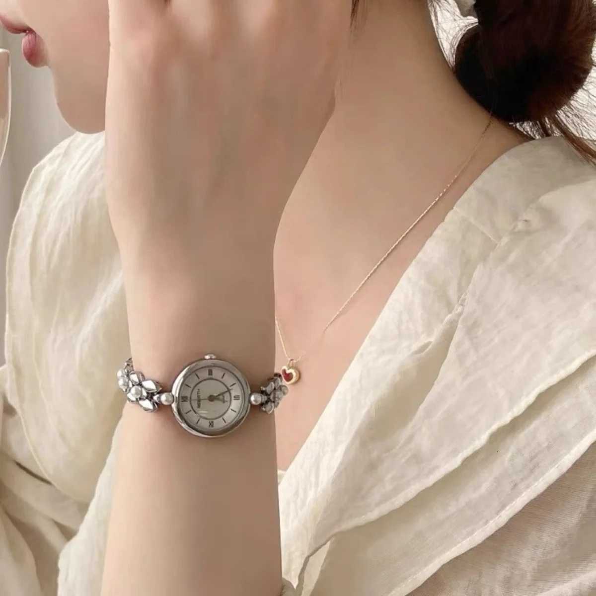 Luxurious Casual Exquisite Compact Retro Quartz Movement Y250715