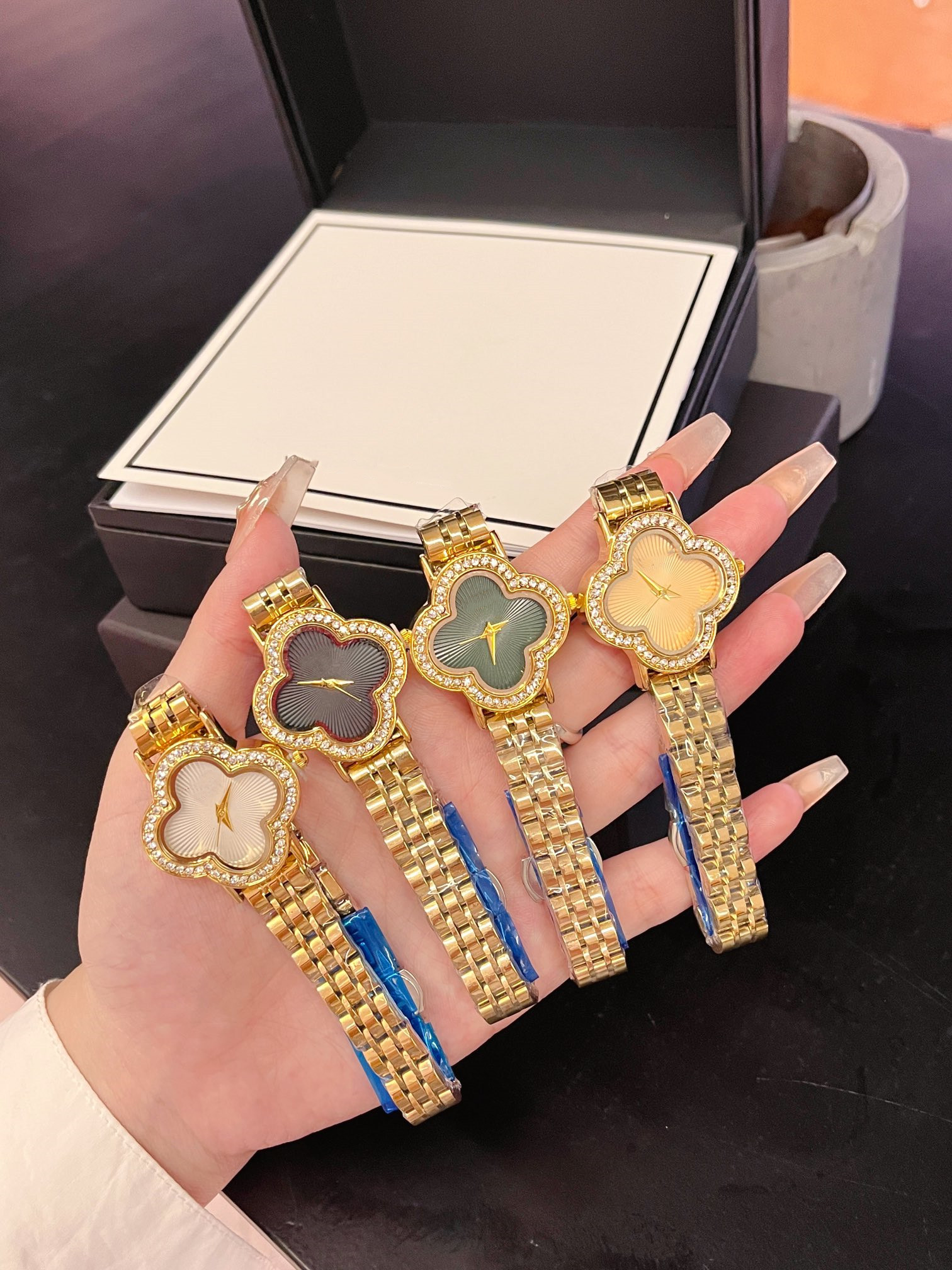 Fashion Versatile Women Four Leaf Clover Bracelet Watch Popular Quartz Diamond Fashion Green Watch Designer Casual Wristwatch #058