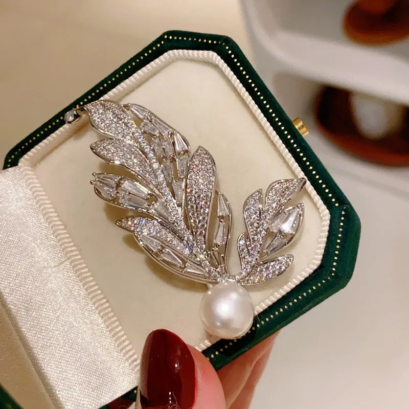 Delicate Natural Freshwater Pearl Feather Brooches Fashion Zircon Leaf Corsage for Women and Man Pins Elegant Temperament Decor 250712