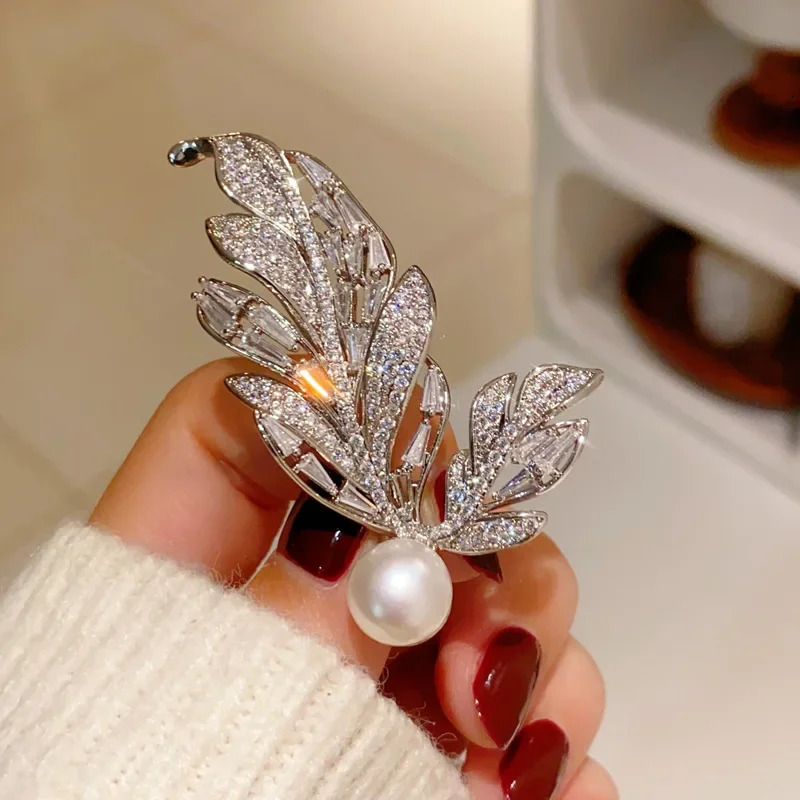 Delicate Natural Freshwater Pearl Feather Brooches Fashion Zircon Leaf Corsage for Women and Man Pins Elegant Temperament Decor 250712