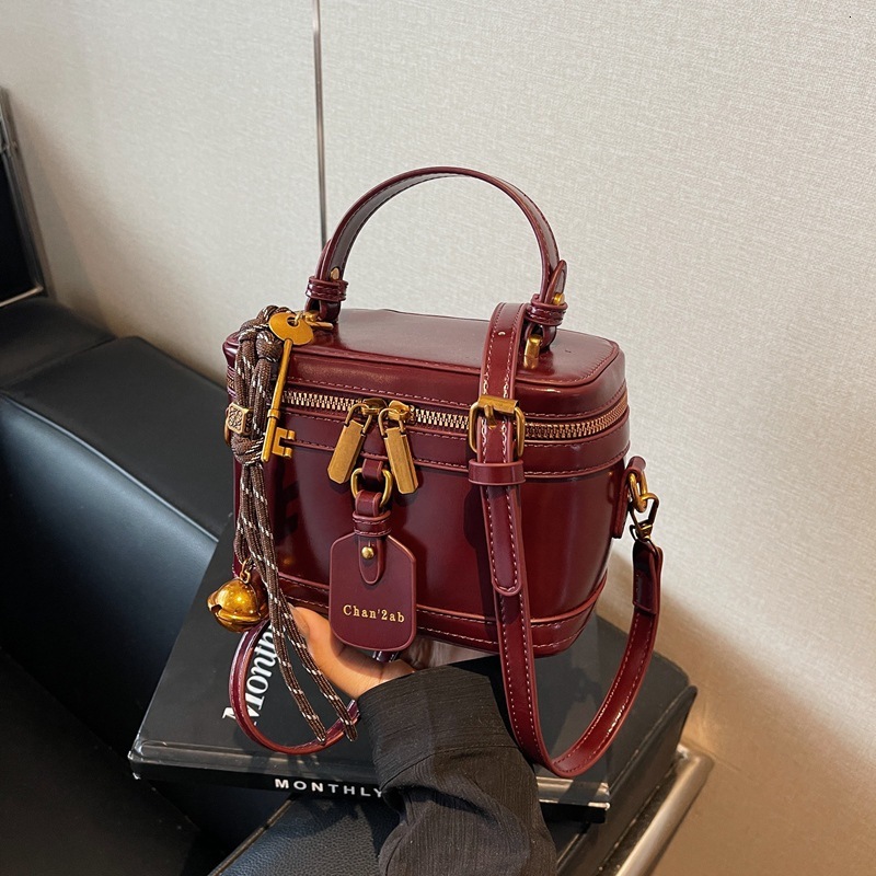 Designer New 2025 High-End Small Square Niche Design Shoulder Four Seasons Trendy Commuting Versatile Box Light Luxury Women's Bag